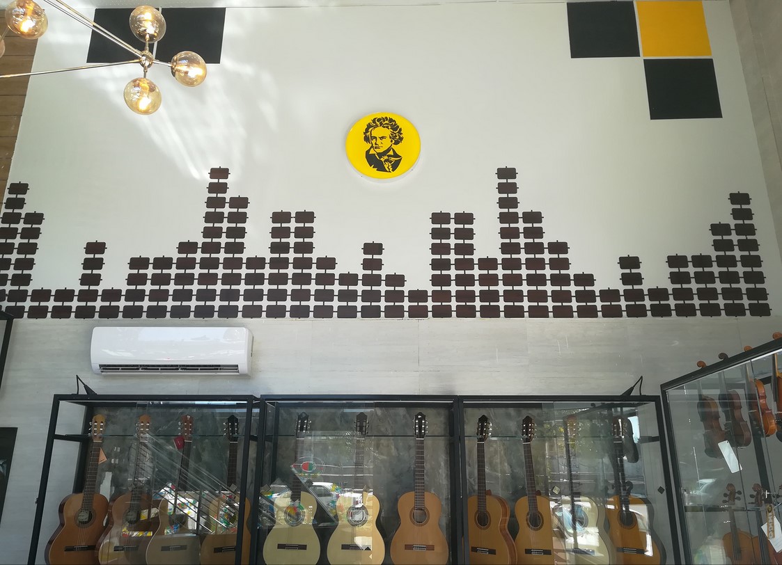 نمایی از فروشگاه موسیقی بتهوون شیراز